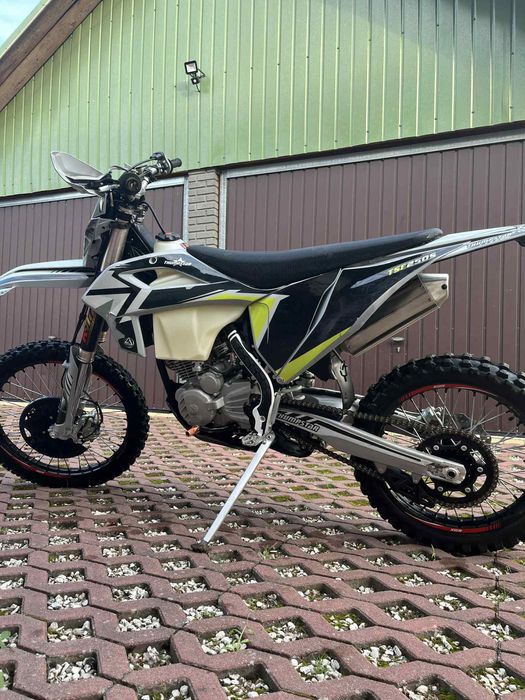 Cross Thumpstarr TSF250S 4t
