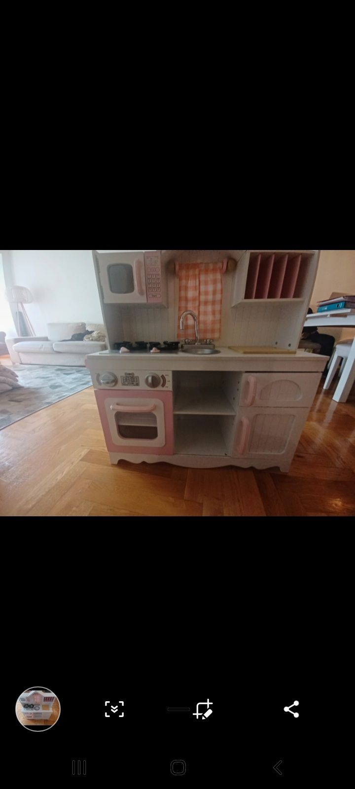 Cozinha para menina com algumas marcas de uso