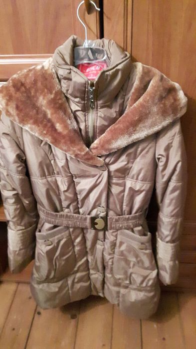 Ciepła kurtka z kapturem.