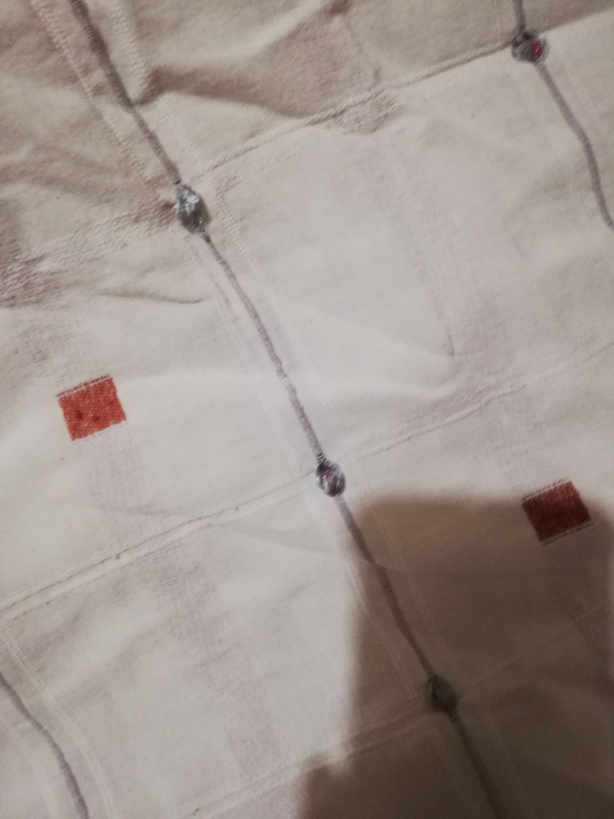 Edredao branco com pontos bordeaux