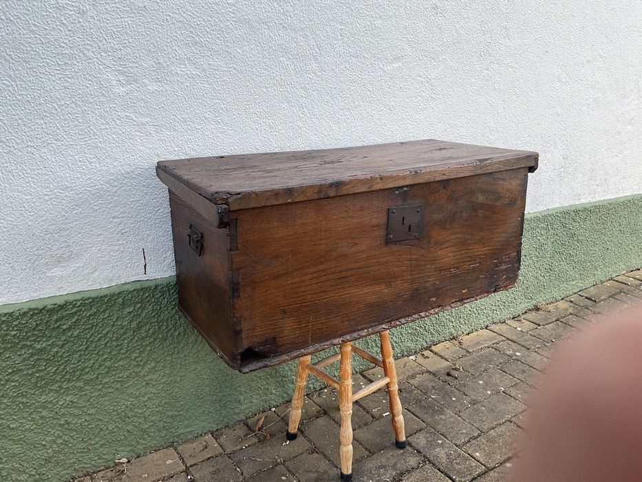 Baú muito antigo em madeira de castanho