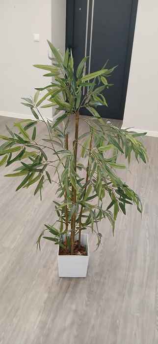 Vaso com canas de bambu artificiais