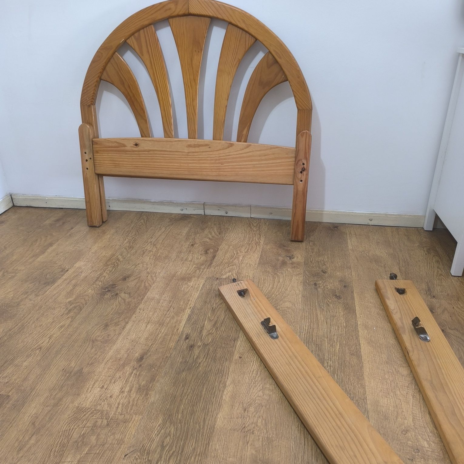 Cama com estrado em madeira maciça