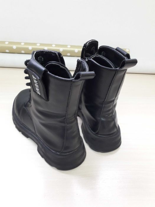 Botas de criança com fecho