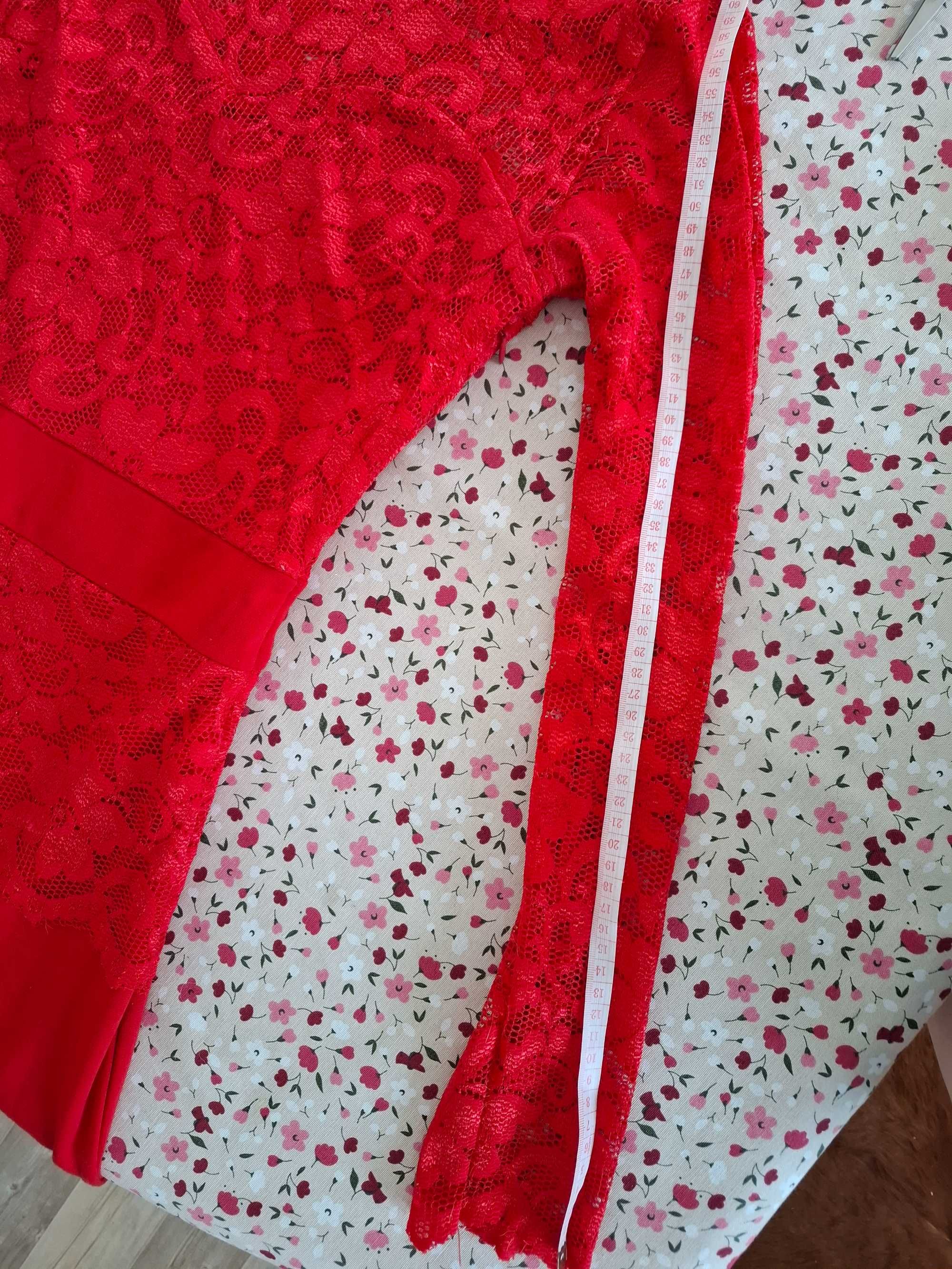 Romantyczna, elegancka czerwona sukienka z koronkową górą / Kouela / M