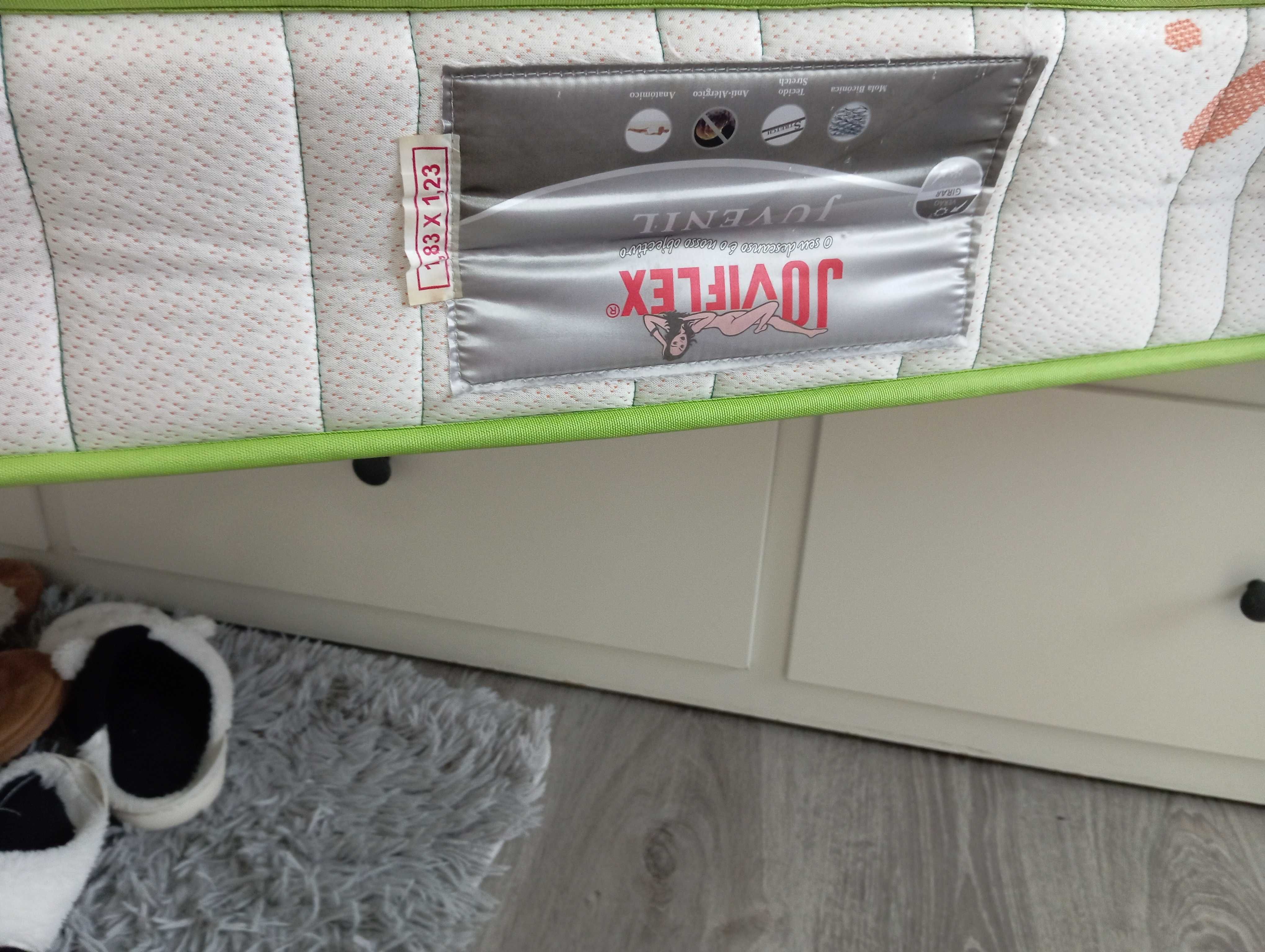 Cama de corpo e meio e colchão
