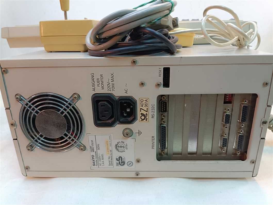 Retro komputer Sanyo MBC-17LX1
