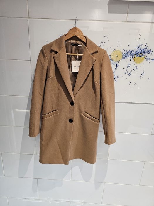 Nowy karmelowy płaszczyk