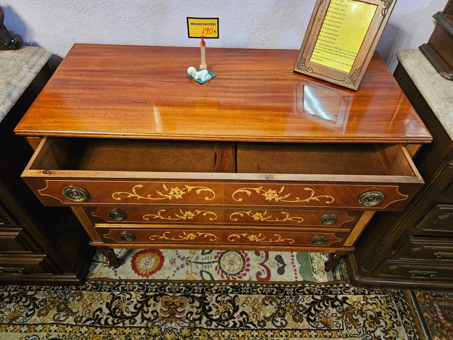 Cómoda antiga estilo D. Maria - Bom estado geral