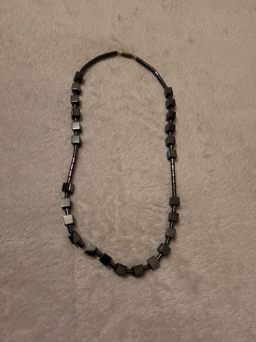 Colar cinza aos quadrados