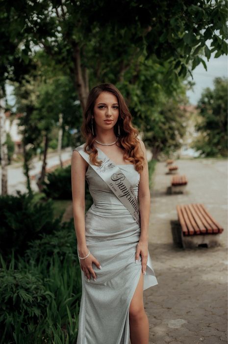 Випускна сукня срібного кольору блискуча