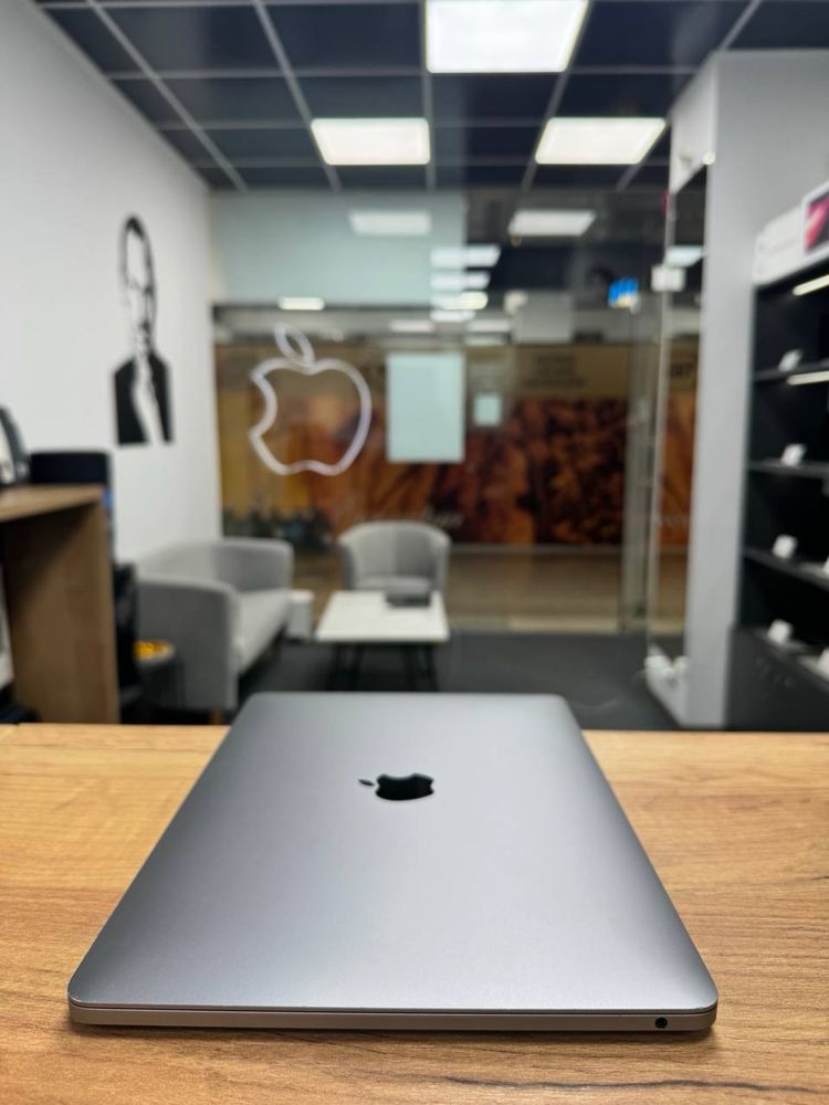 Macbook Pro 2020 (M1/8gb/256 ssd) ГАРАНТІЯ