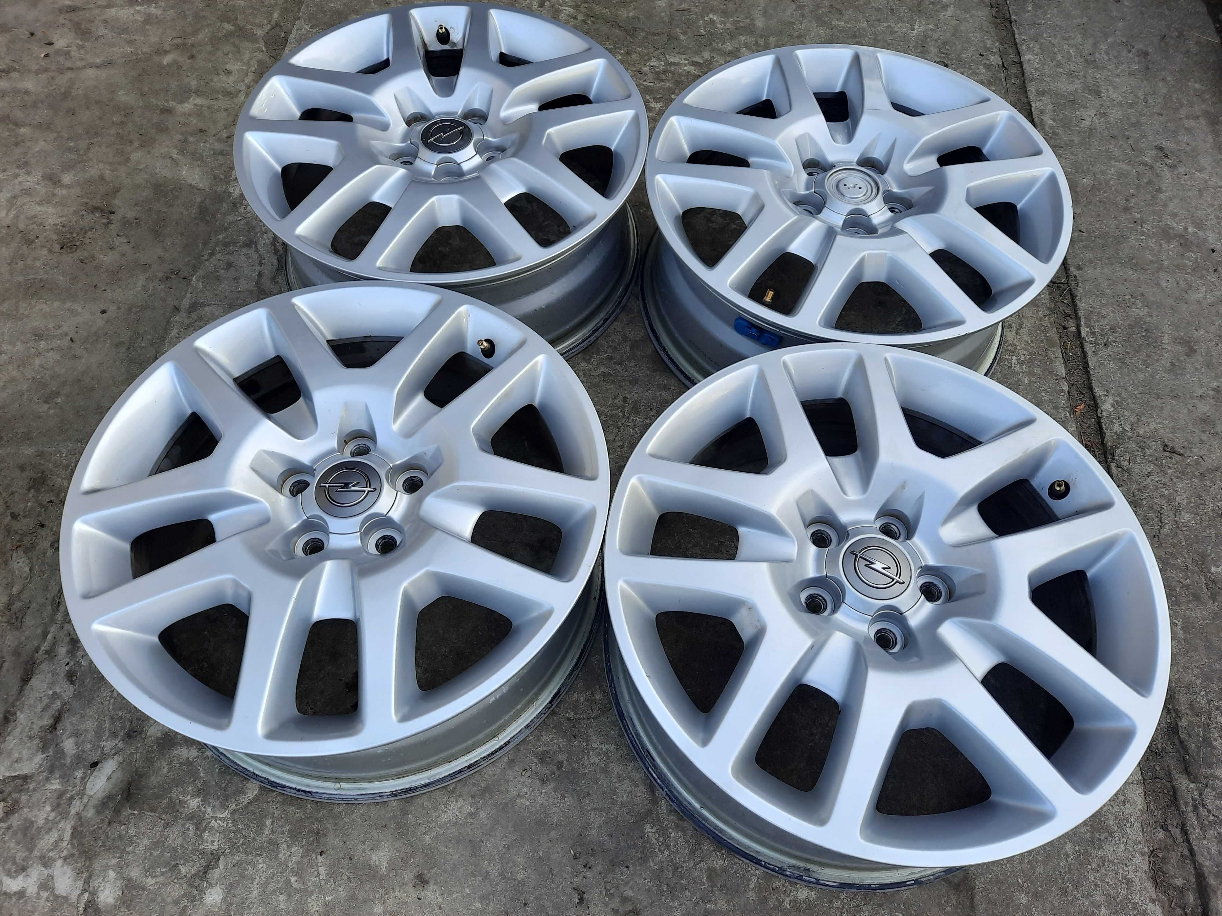 4 Alufelgi Opel 5x115 18 et 45 7J z Zachodnich Niemiec plus czujniki