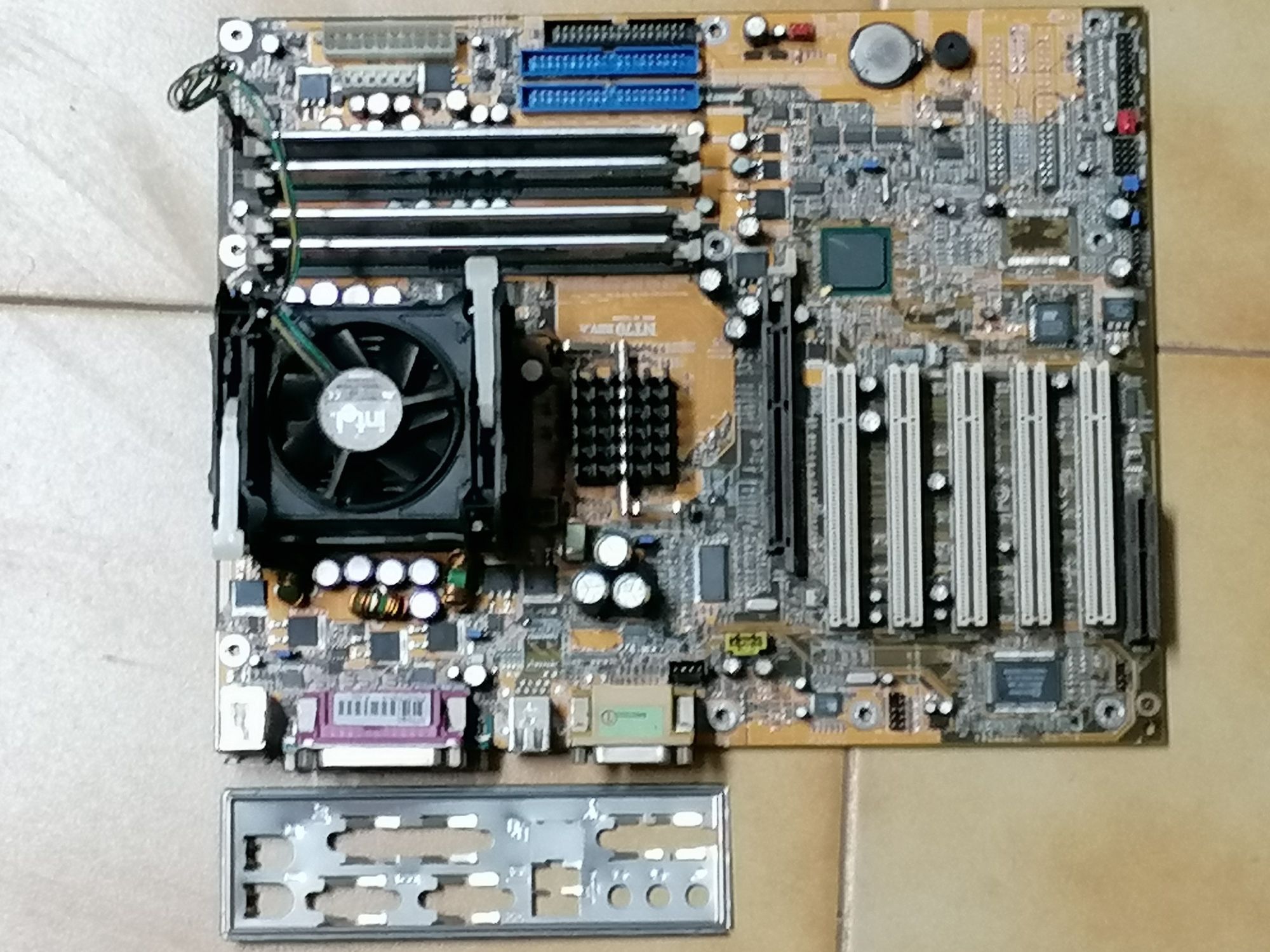 Motherboard com Pentium/ ou Celeron  4, 3 e 2