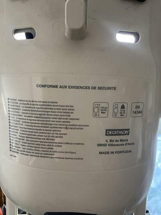 Cadeira bicicleta traseira para criança com capacete