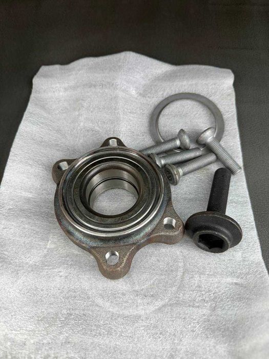 Ступиця передня з підшипником Audi A8 D3