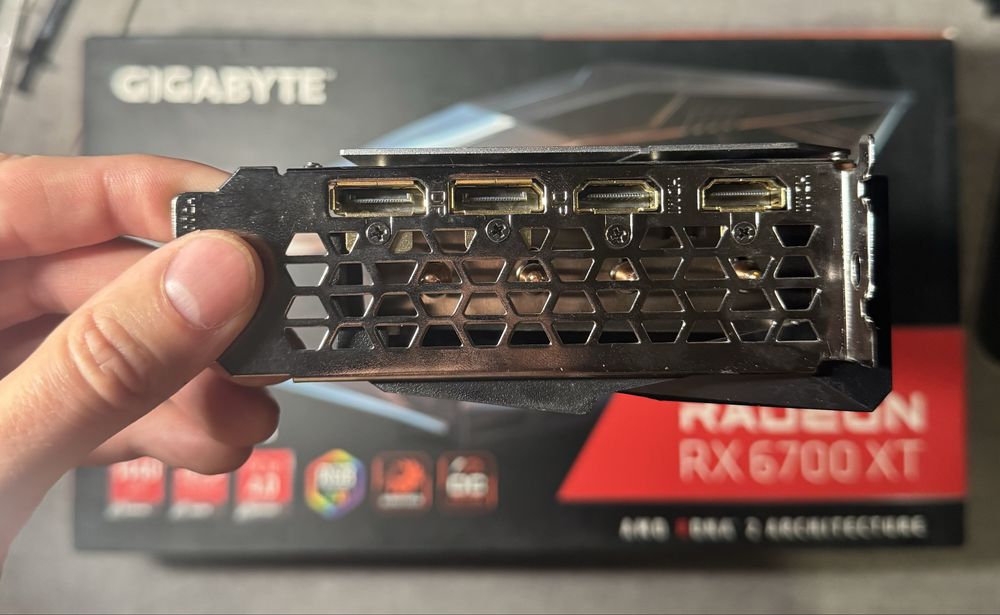 Видеокарта Gigabyte RX 6700 XT 12gb идеальная