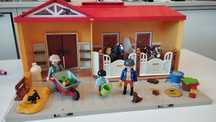 Zestaw Playmobil przenośna stajnia plus dodatkowe konie z zestawu skrz