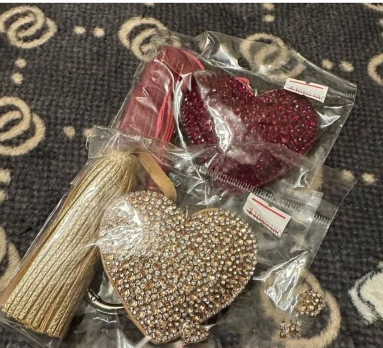 Брелок сердечко в каміньцях з кісточкою