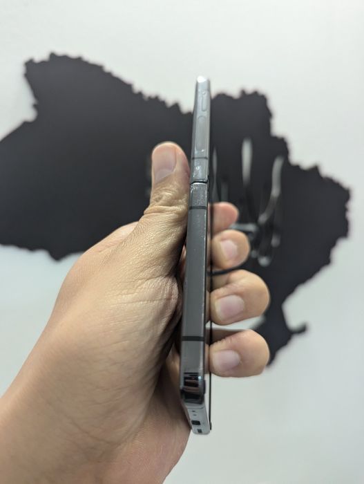Samsung flip 4 128gb. Чорного кольору
