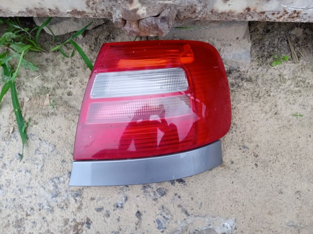 Audi a4 B5 sedan lampa tył tylna prawa lub lewa półlift