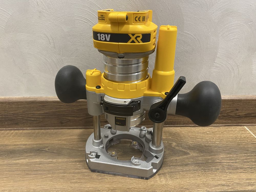 Фрезер DeWalt DCW600