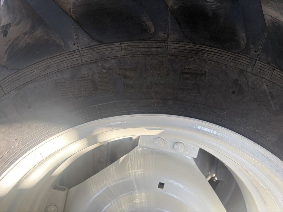 Koła New Holland Case opony 16.9- 30 420mm Mitas