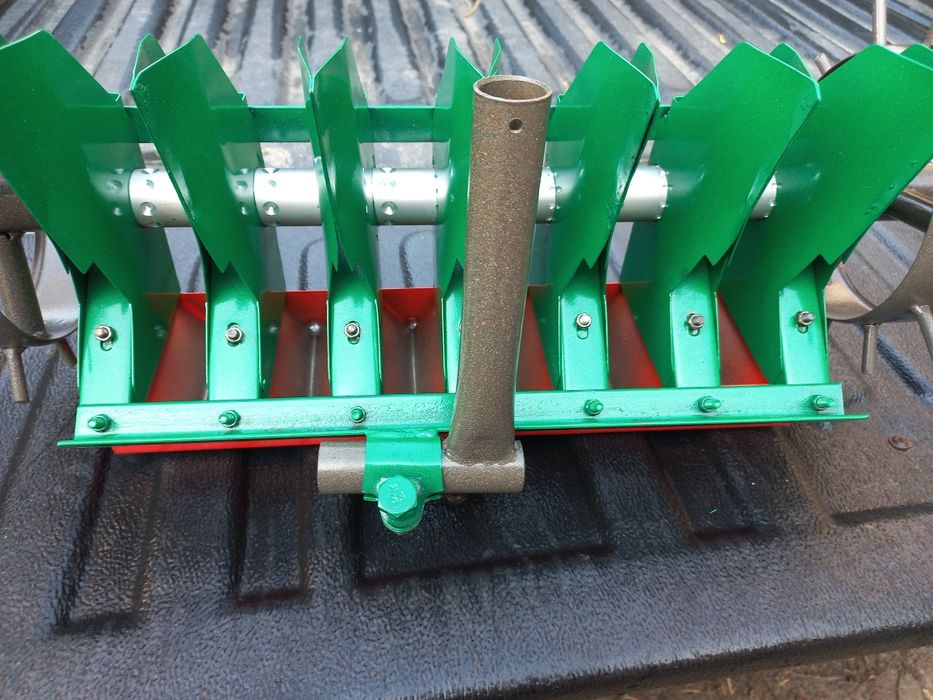 Сеялка ручная семирядная