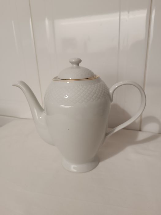 Bule branco com Dourado da Royal Fine Porcelaine China