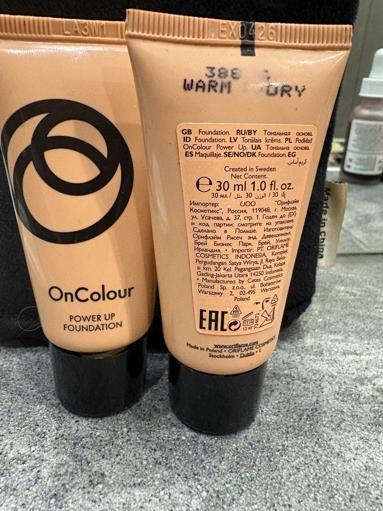 Oriflame Podkład OnColour Power Up Warm Ivory 30 ml