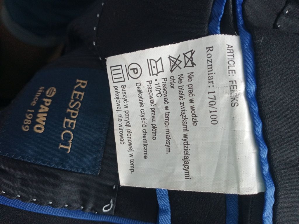 Garnitur w kolorze czarnym że spodniami