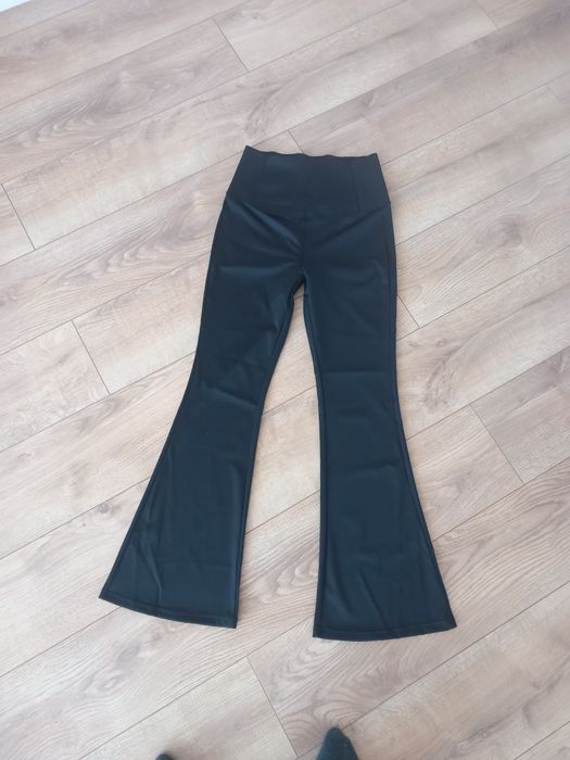 Legginsy z szerokimi nogawkami