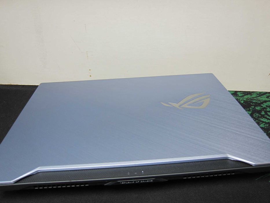 Asus Rog Zephyrus15.6"FHD 240Hz/RTX 2070 MaxQ 8 GB 256 Bit/ I7 10750H