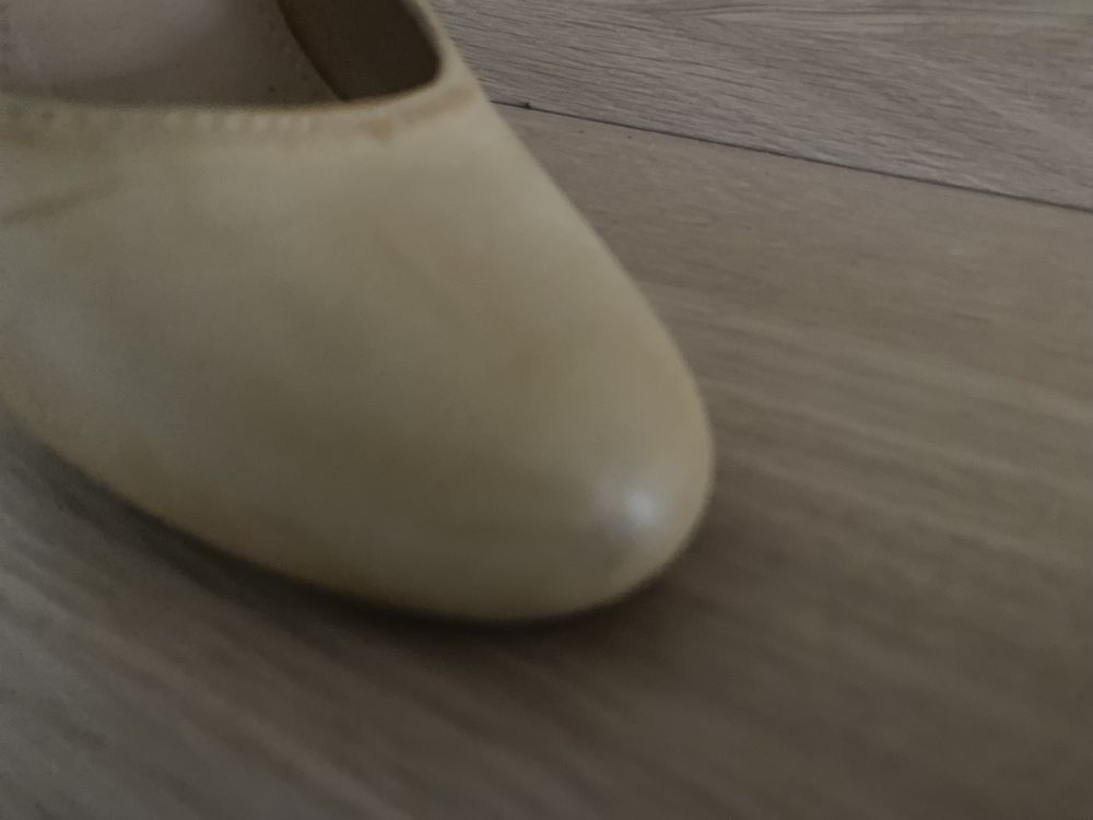 Buty na metalicznym obcasie
