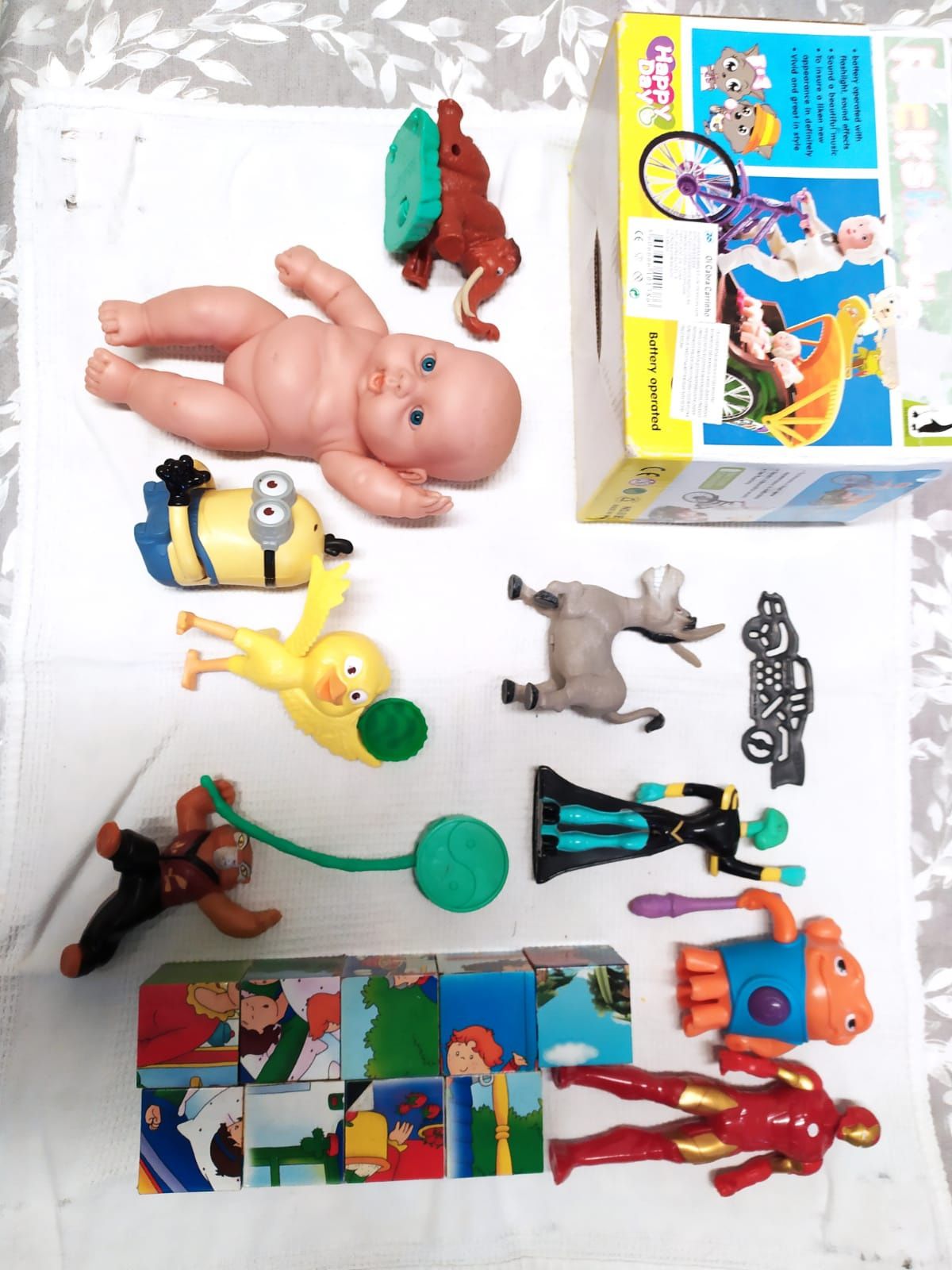 Bonecos novos e antigos