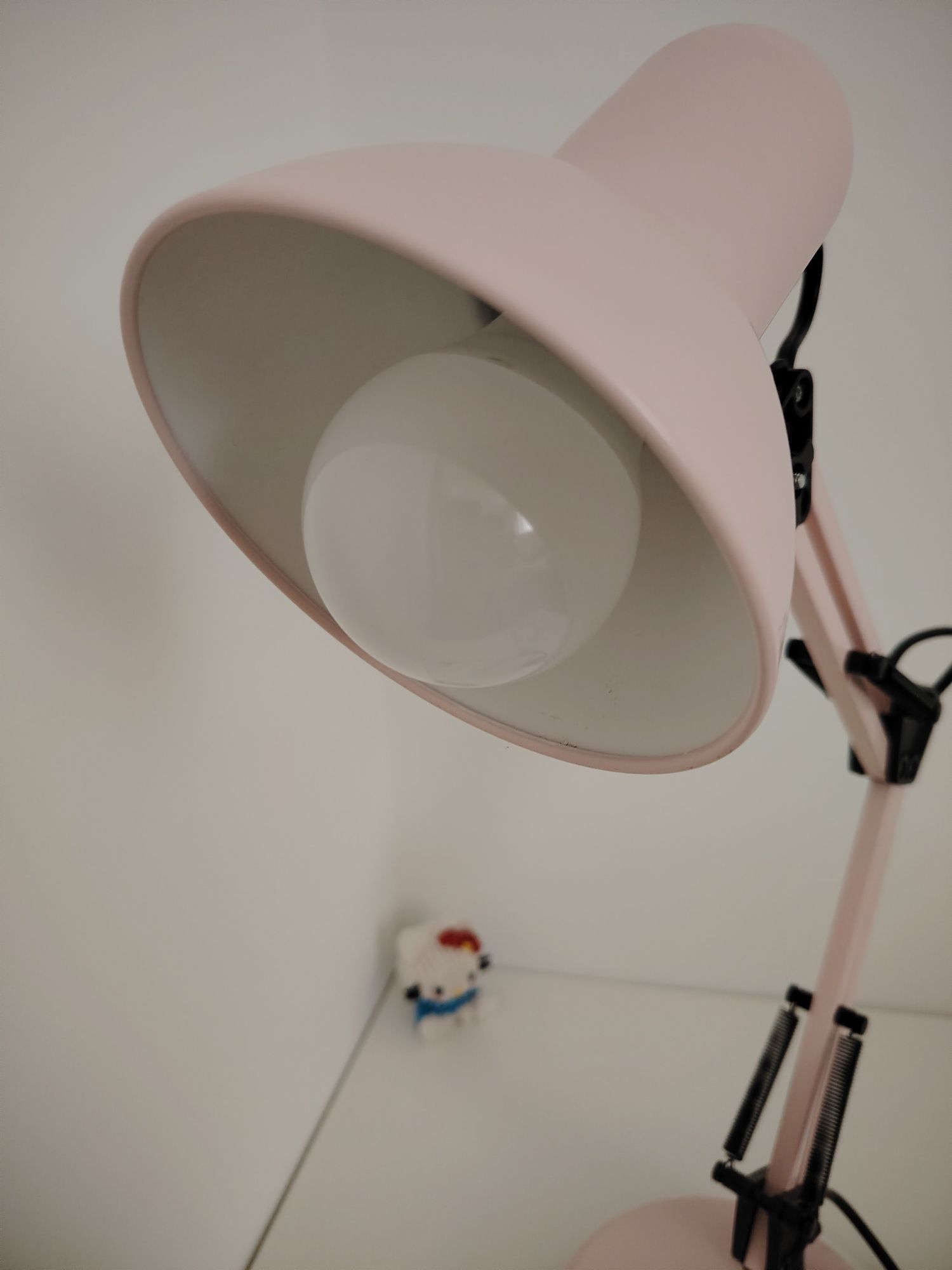 Różowa lampka na biurko