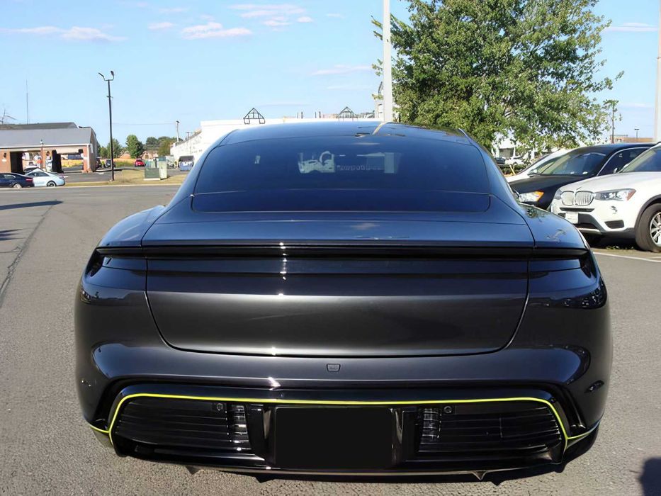 Porsche Taycan      2022