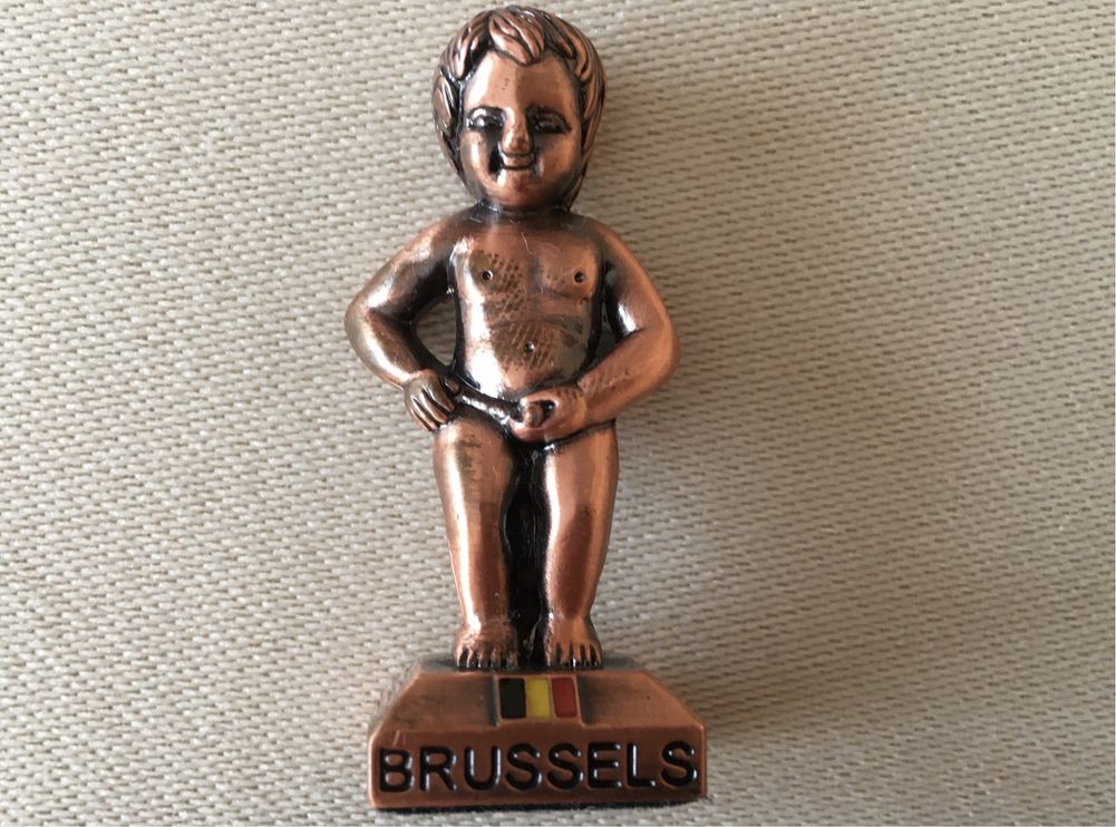Figurka Manneken pis sikający, siusiający chłopiec z Brukseli Bruksela