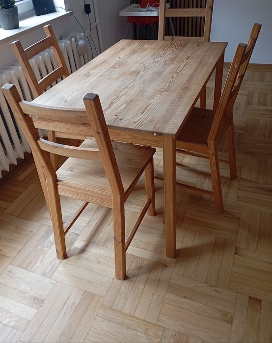 Drewniany stół z krzesłami Ikea