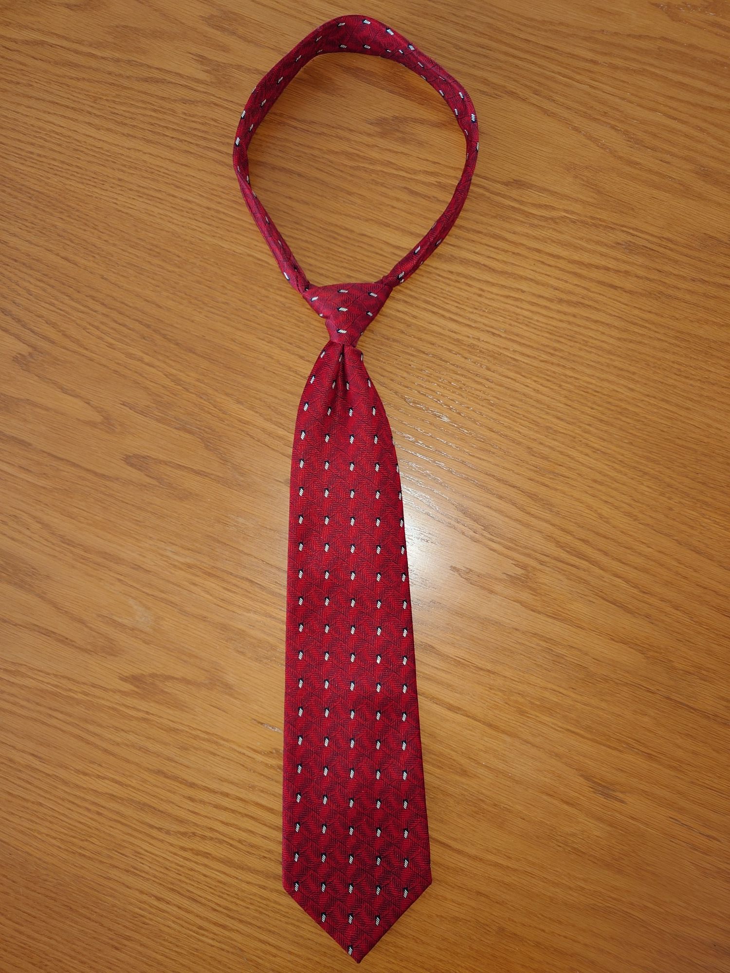 Krawat czerwony w wytłaczany wzór
