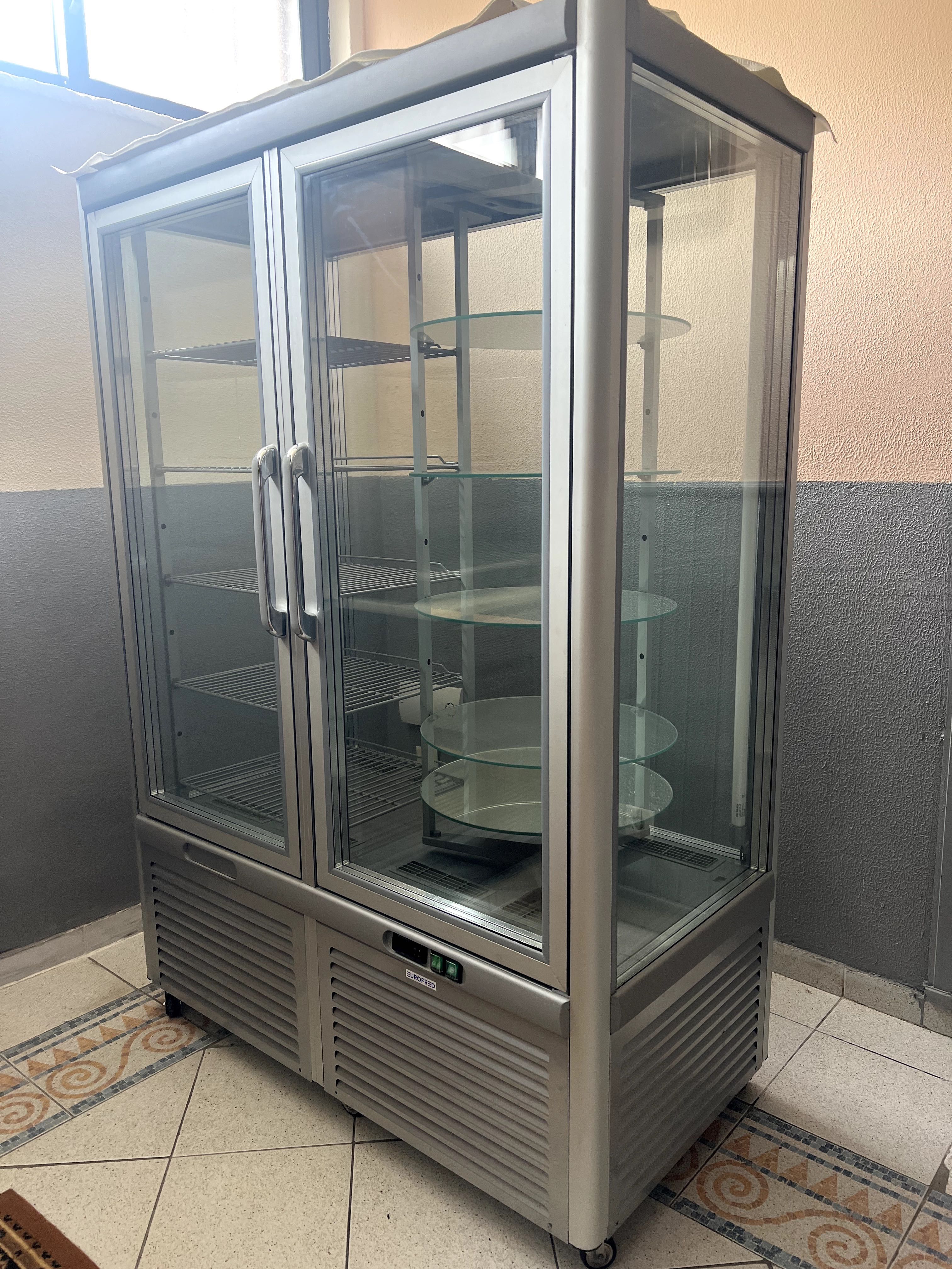 Vitrine refrigerada Expositora – Ideal para restaurantes e pastelarias