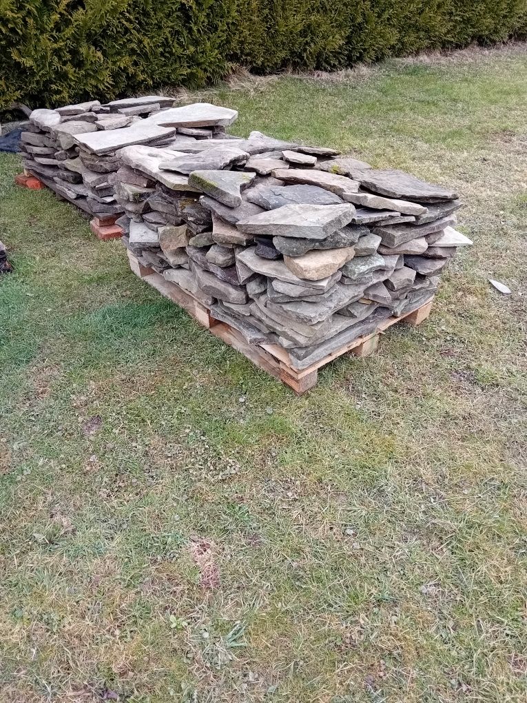 Kamien naturalny piaskowiec ogrodzenia elewacja chodnik