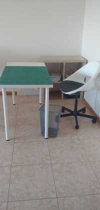 Cadeira de escritório + mesa + estante + quadro organizador