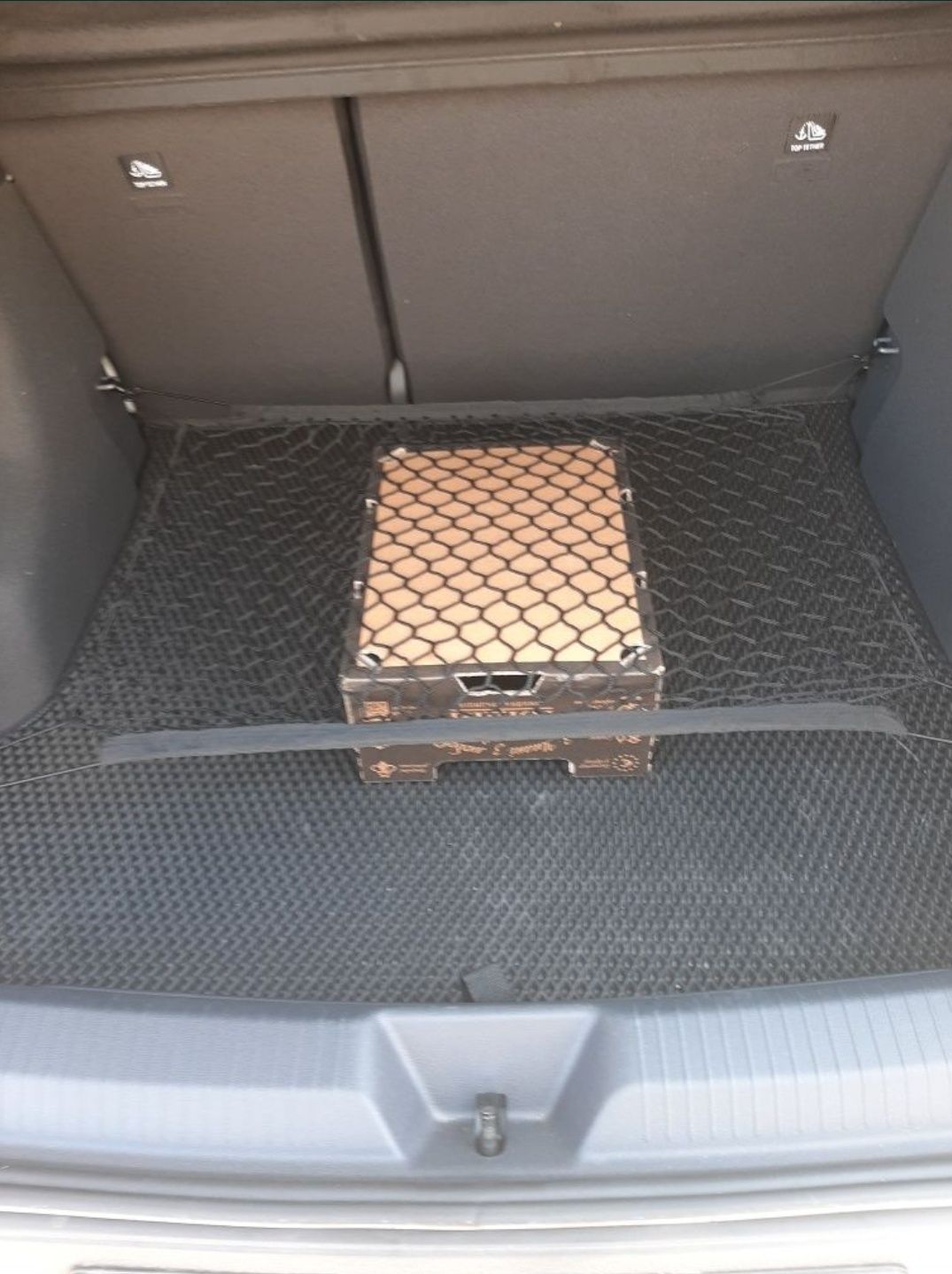 Сітка для зберігання в багажнику.
