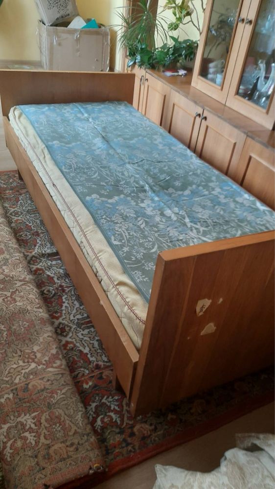 Продаю два односпальних ліжка з матрасом