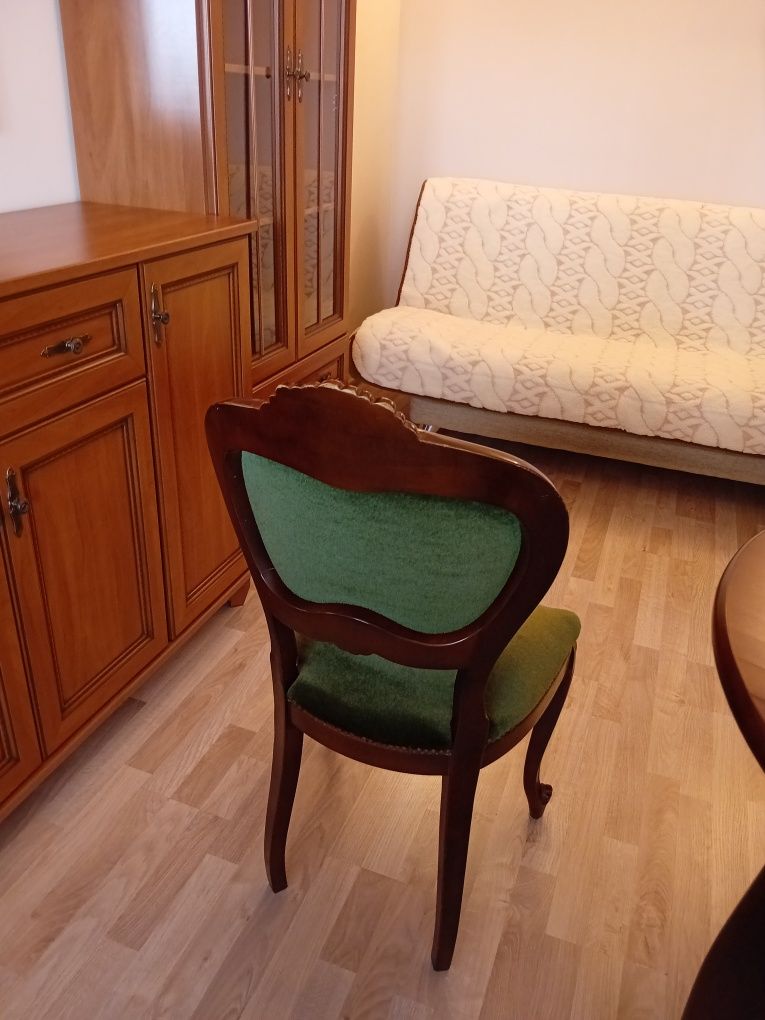Zestaw czterech krzeseł i stołu z litego drewna ( ludwikowskie )