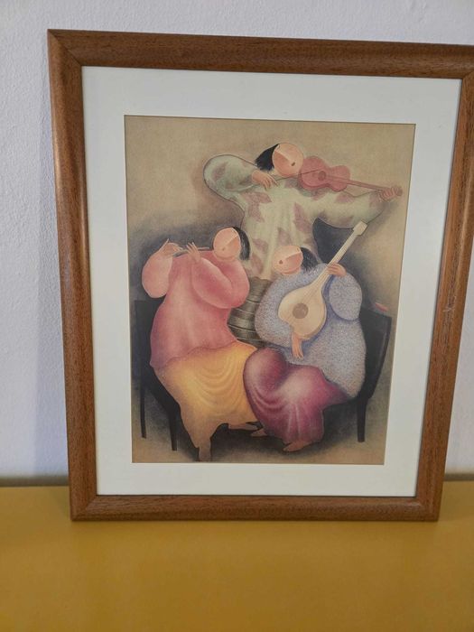 Quadros emoldurados em madeira com estampas