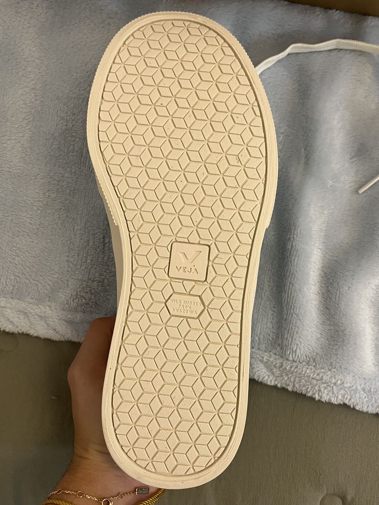 Tenis brancos e pretos Veja