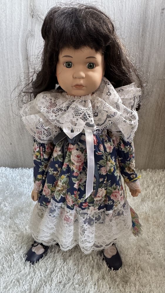 Porcelanowa lalka - The Promenade Collection