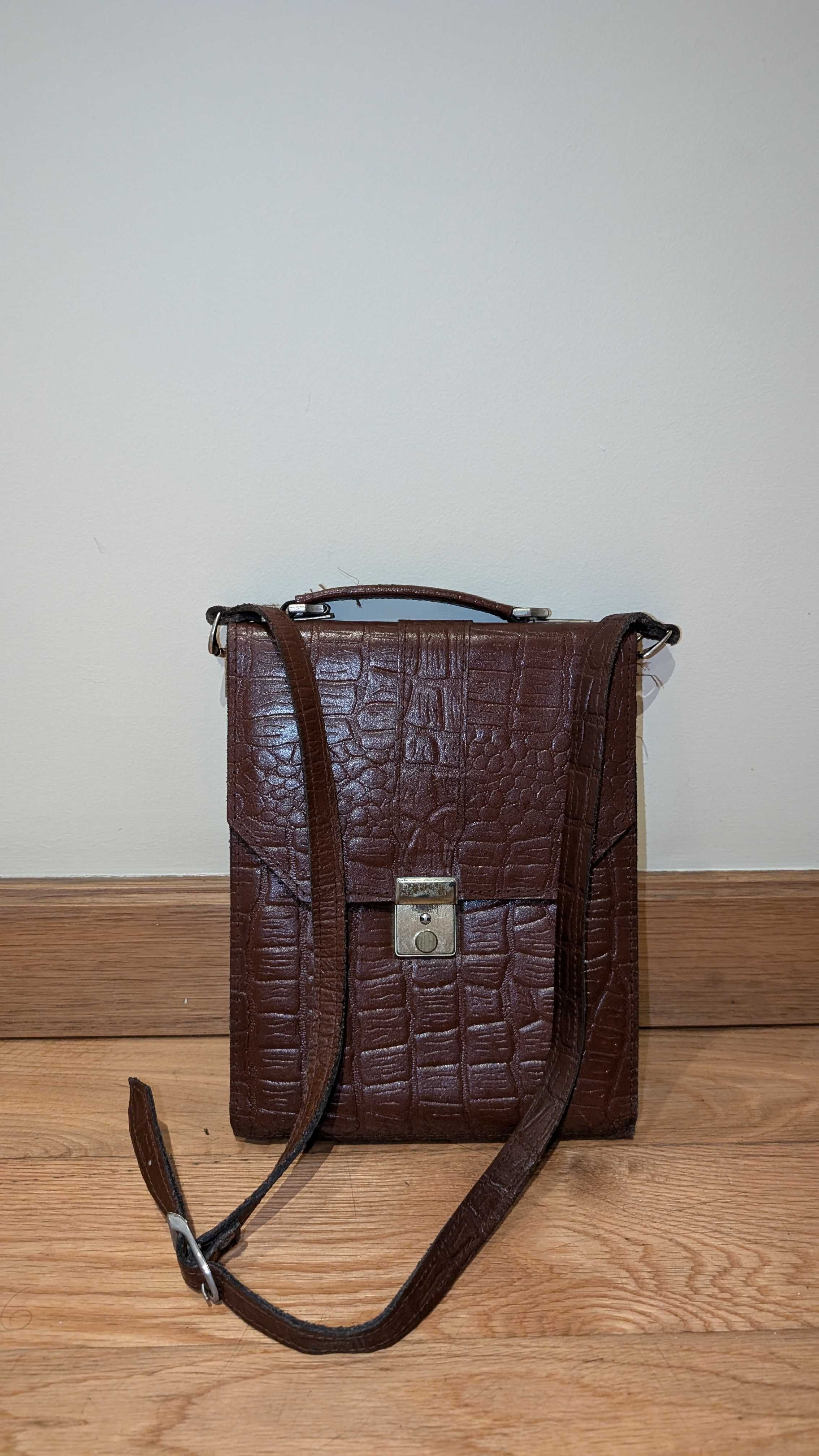 Bolsa tiracolo castanha em Pele